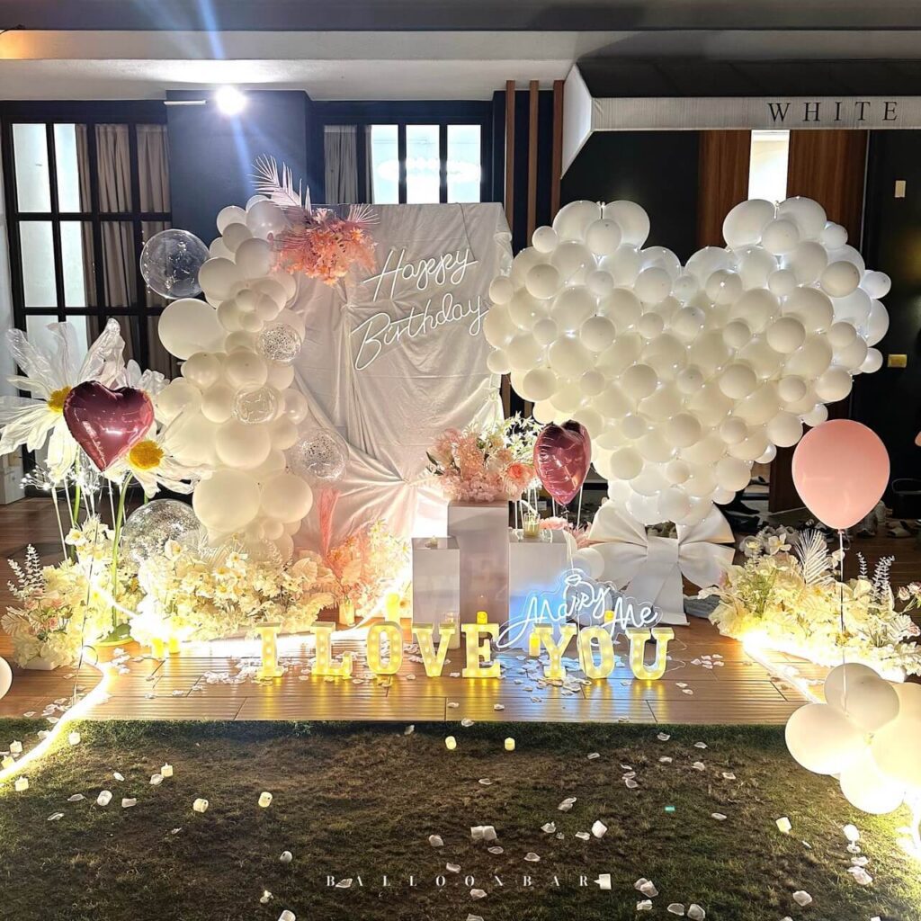 台中白平衡-求婚生日雙驚喜佈置|台中花藝氣球求婚佈置