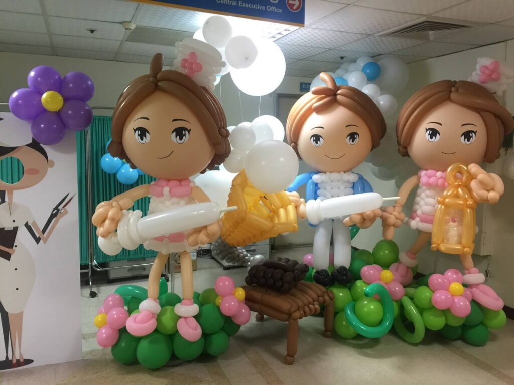 台北馬偕醫院護士節活動氣球舞台設計，以粉白金配色呈現優雅氛圍