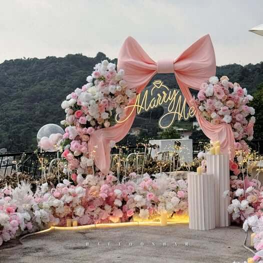 台中山區景觀場地「眺高 STAY WITH MOUNTAIN」的婚禮，以韓系浪漫風格為主題。氣球吧團隊結合花藝、氣球與燈光設計，打造出夢幻而層次豐富的迎賓佈置
