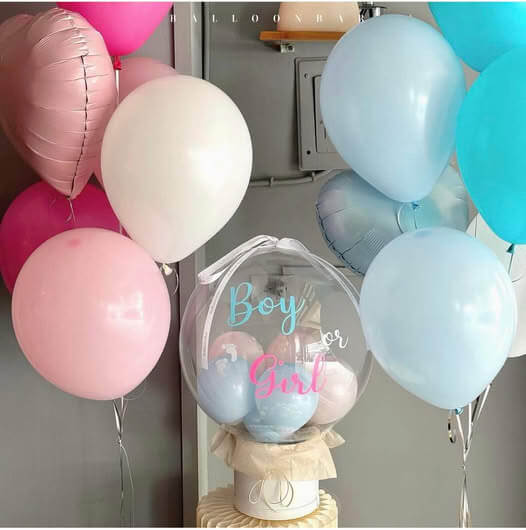 氣球吧以透明泡泡球作為主視覺，內裝粉藍與粉紅氣球，外層印上「Boy or Girl」字樣，周圍以粉嫩氣球群圍繞，整體氛圍更顯柔和溫馨